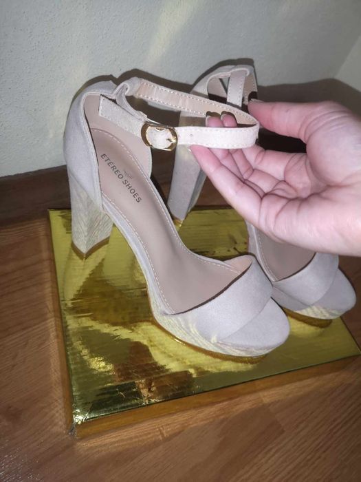 Sandálias salto beges