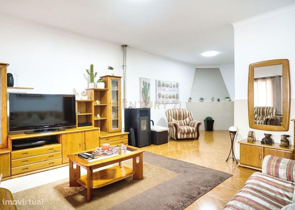 Linda Moradia T2 com Jardim e garagem a poucos kms de Martinho do Port