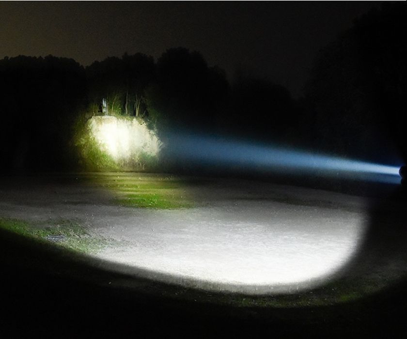 Підствольний ліхтар з виносною кнопкоюю кнопкою. Має вудовану зар