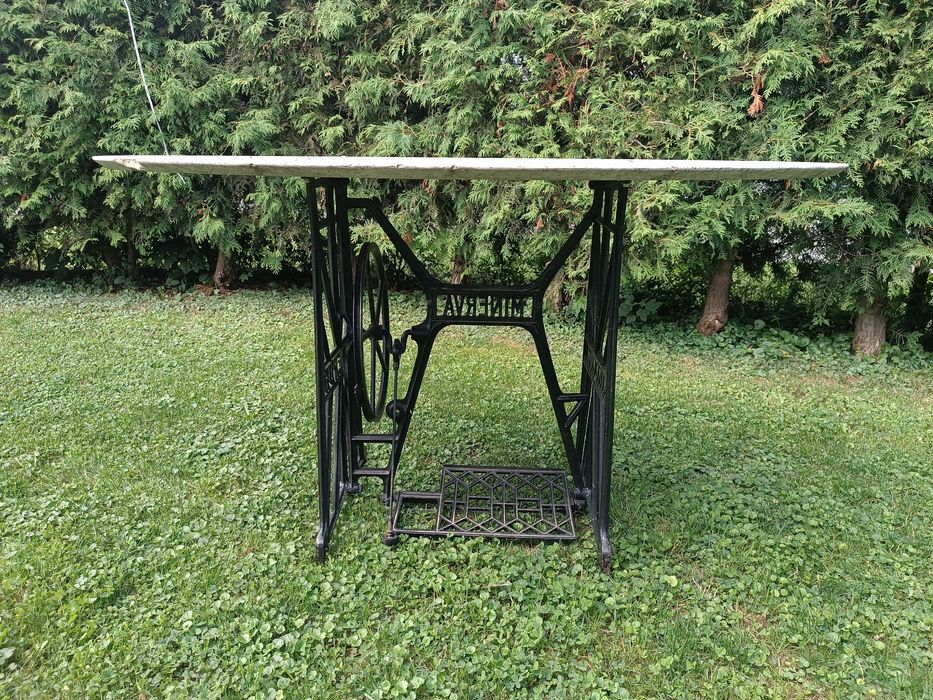 Stół ogrodowy kamienny