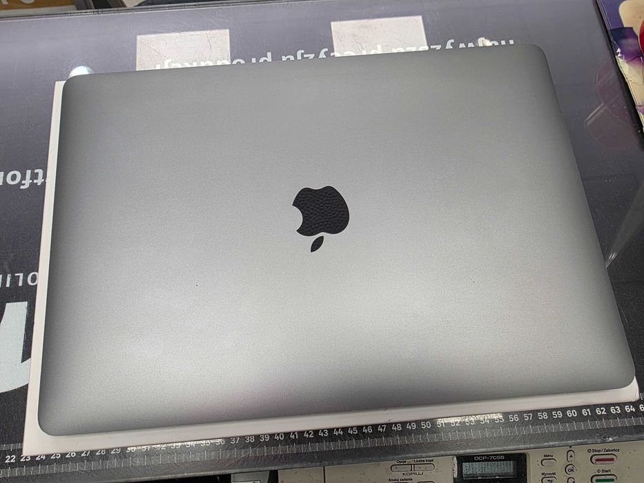 Macbook Air 13 2020/ Apple M1/ 8GB DDR4/ 256GB/ 409 cykli ładowania/ Grade B/ Space Gray/ technicznie OK/ GW 6 MSC
