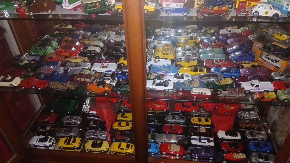 Colecao  170 carro minitura por  700 €