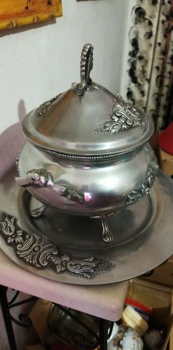 Terrina com bandeija em estanho