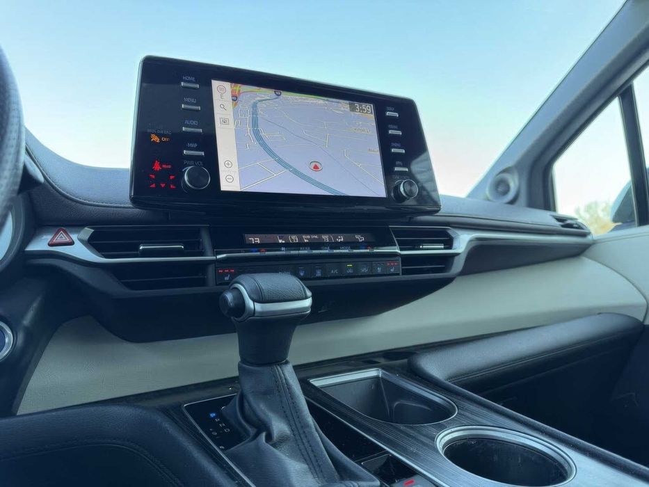 Toyota Sienna Platinum 7-Passenger      2023