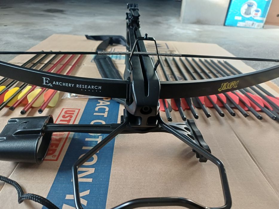 EK BESTA recurva JAG I, 220 fps 175 lbs 
EK BESTA recurva JAG I