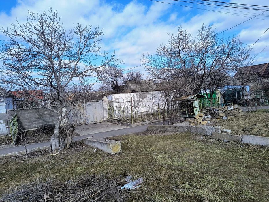 Земельна ділянка з будинком, літня кухня та госпспоруди .