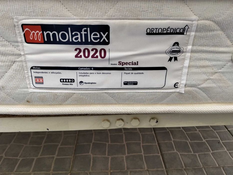 Cama de ferro clássica de corpo e meio com estrado e colchão molaflex