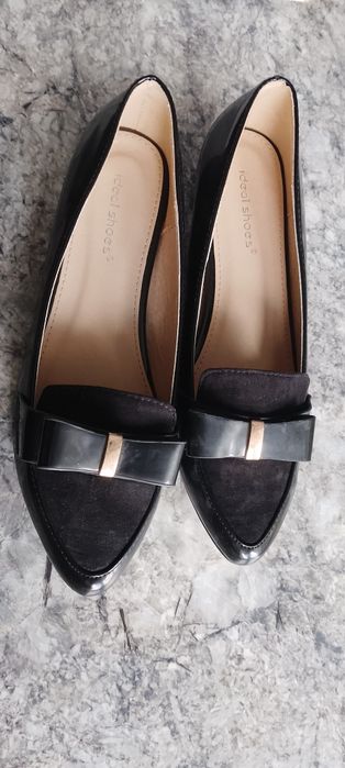 Nowe buty z kokardką.