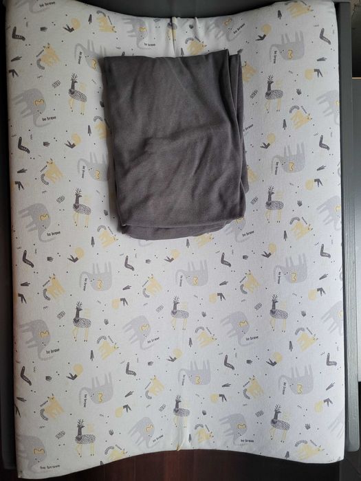 Klupś IWO - szare łóżeczko z szufladą i materacem + komoda