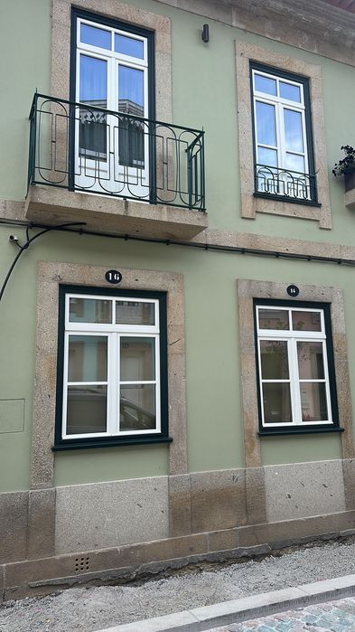 Caixilharia de alumínio, pvc e madeira