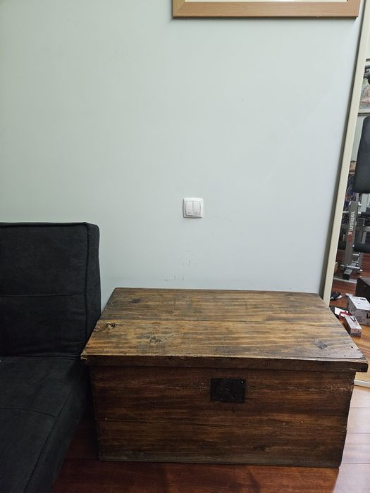 Baús grandes antigos em madeira maciça restaurados