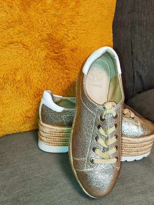 Guess nowe espadryle na koturnie zlote