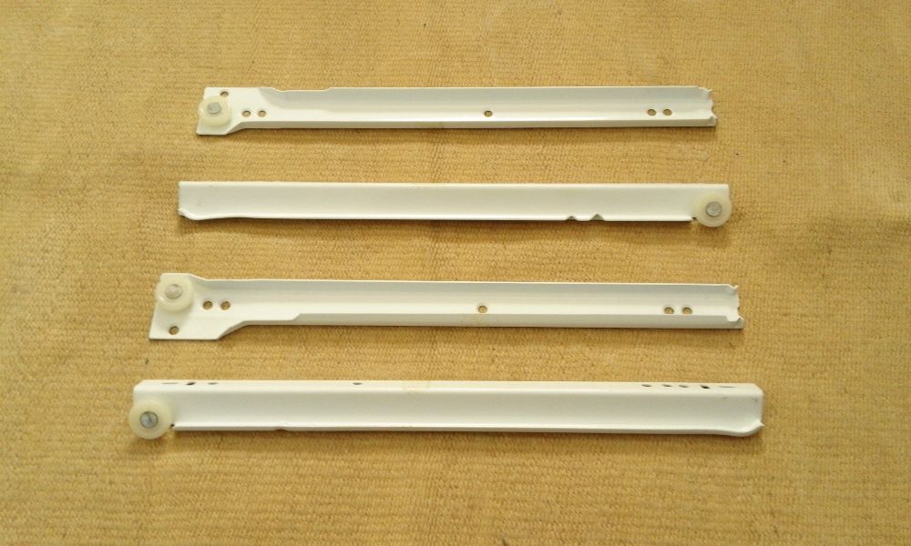 Guias Corrediças para gavetas: 3 pares 45cm; 2 pares 30 cm. A estrear.