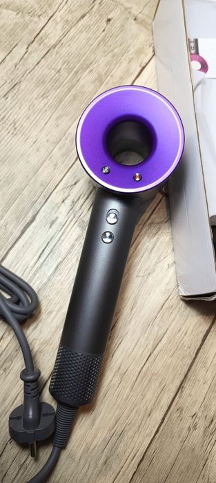 Sprzedam nowoczesną suszarkę do włosów z zaawansowanym silnikiem