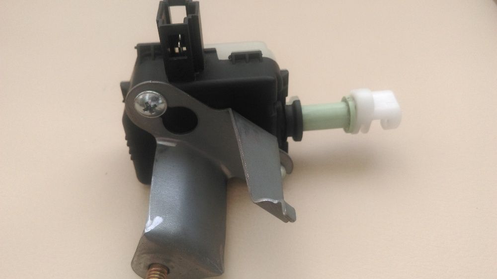 Механизм активатор привод открывания лючка бензобака Toyota Тойота.