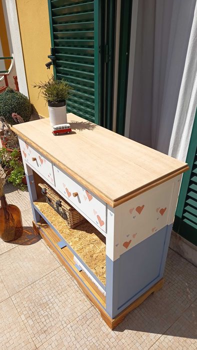 Cómoda de madeira maciça renovada