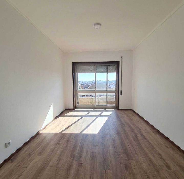 Oportunidade Exclusiva no Centro de Santa Maria da Feira: Imóvel Remodelado com Elevado Potencial (Habitação / Escritórios)
