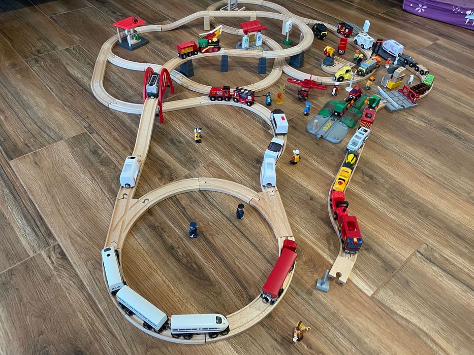 Linhas de comboio brio com muitos extras