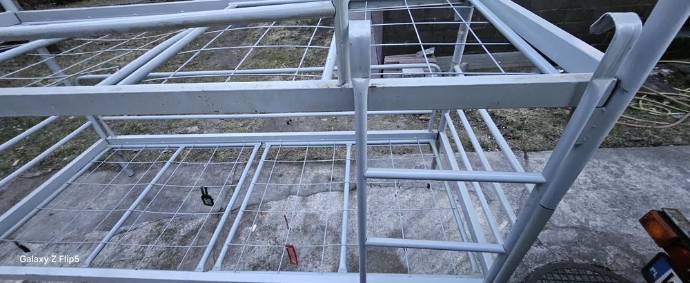 Sprzedam żelazne łóżka składane.