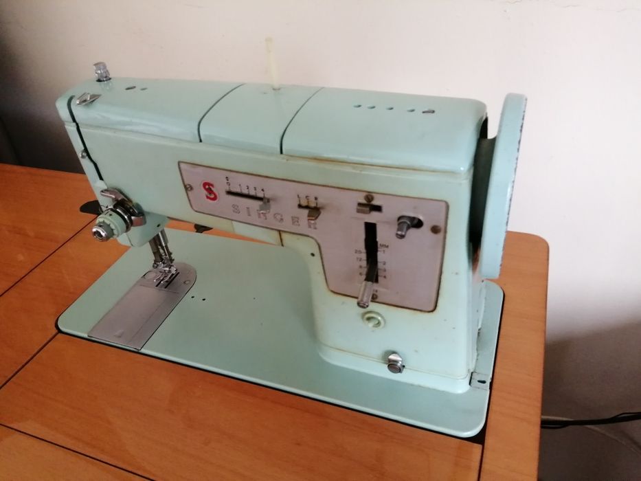 Máquina de costurar de pedal de marca SINGER, com móvel. IMPECÁVEL.