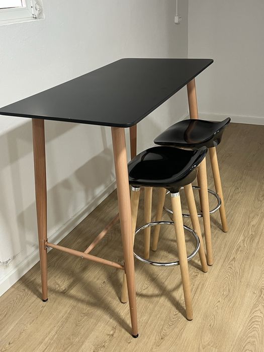 mesa alta com dois bancos