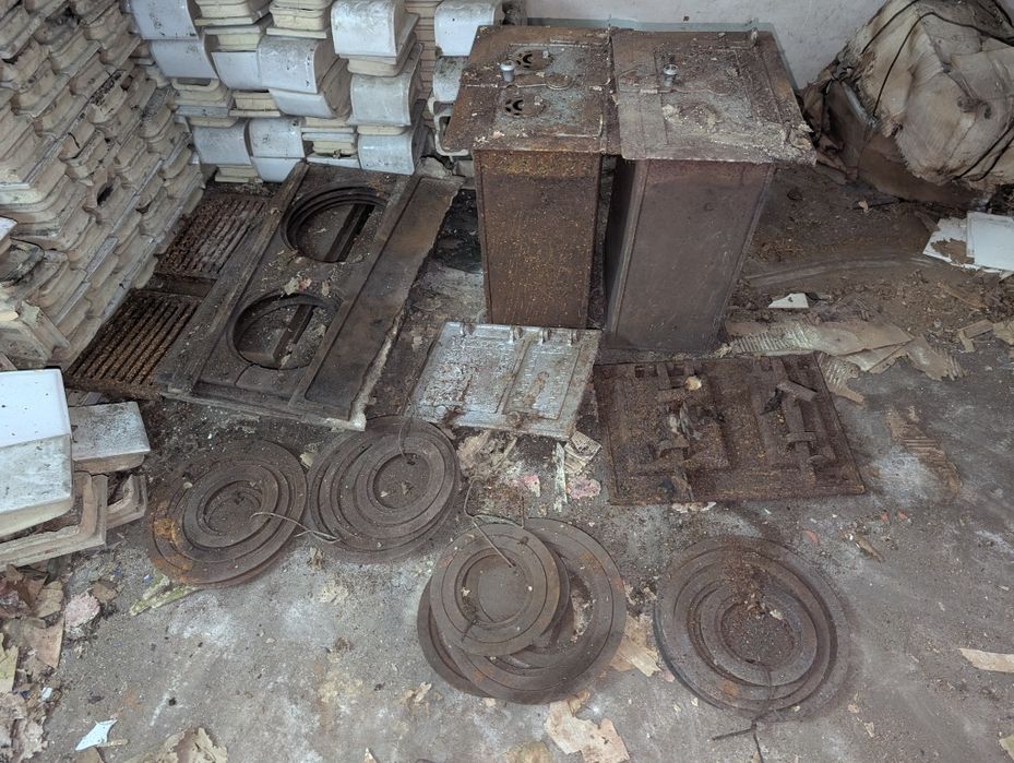 Stary piec kaflowy biały