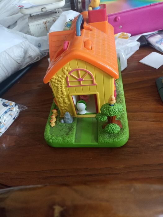 2 casinhas para brincar para oferecer às suas meninas, estão a funcion