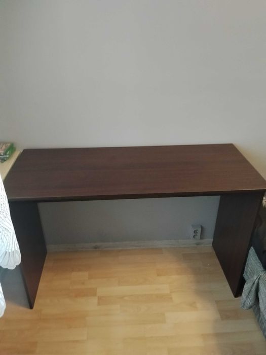 Biurko o kolorze wenge