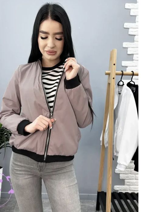 Вітровка жіноча легка