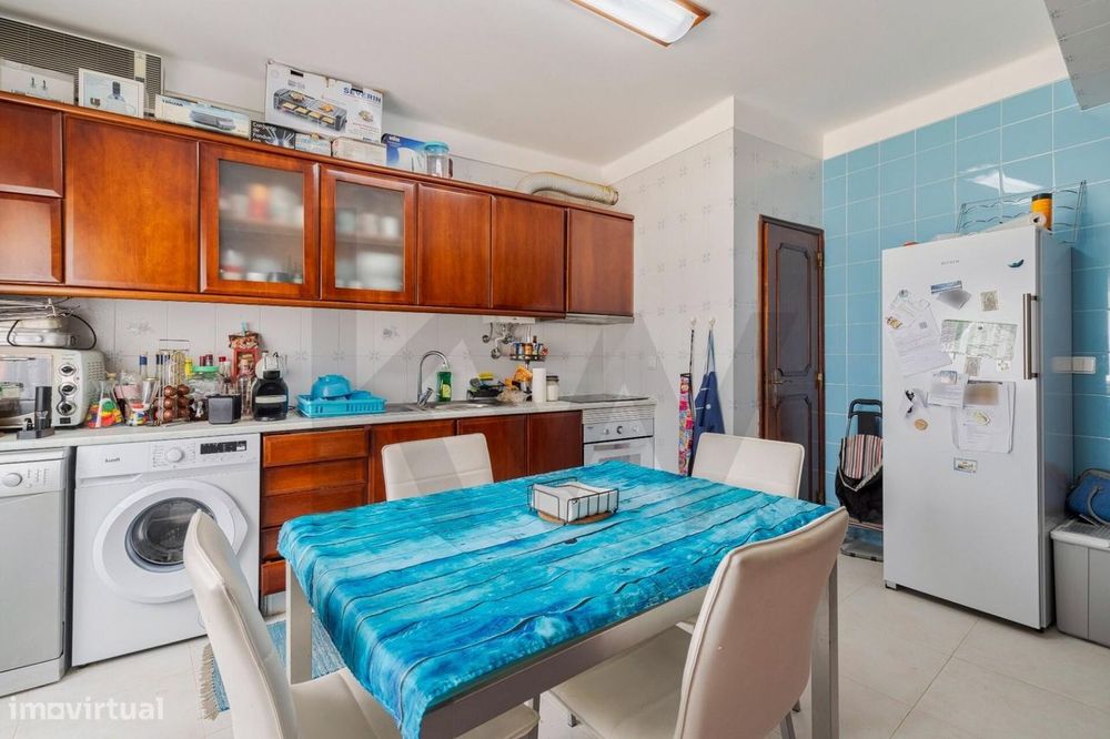 Apartamento T3 com Varanda e Vista para a Serra da Arrábida – Praça de