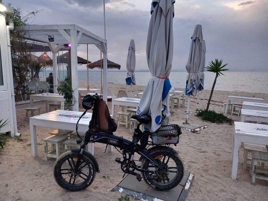 2 bicicletas eletricas e reboque