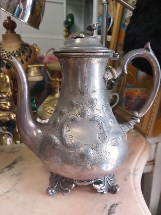 Bule banhado a prataccom motivos florais, estilo Rococó