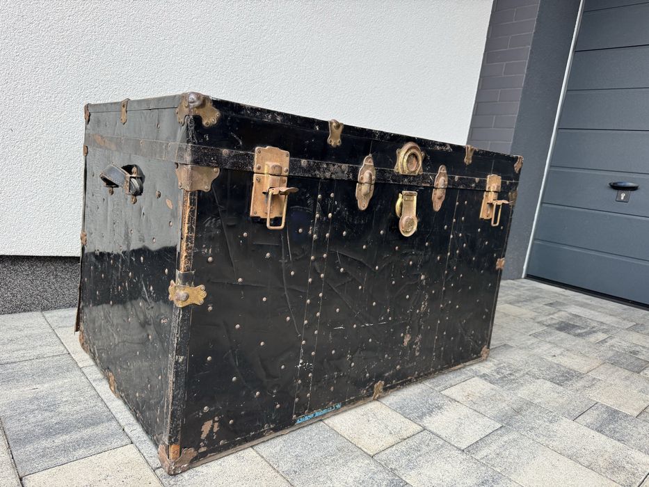 Kufer antyczny ,czarny .