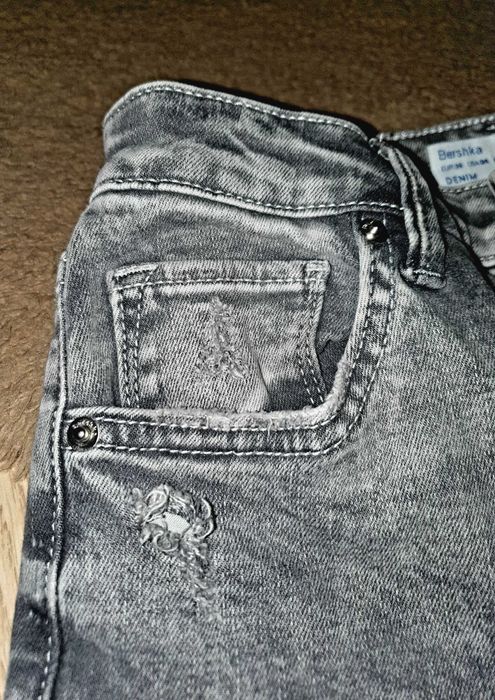 Spodnie jeansy marmurkowe od Bershka