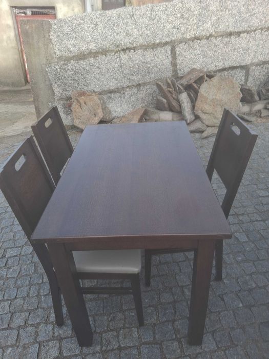 Vendo duas mesas uma 4 cadeirs outra com3