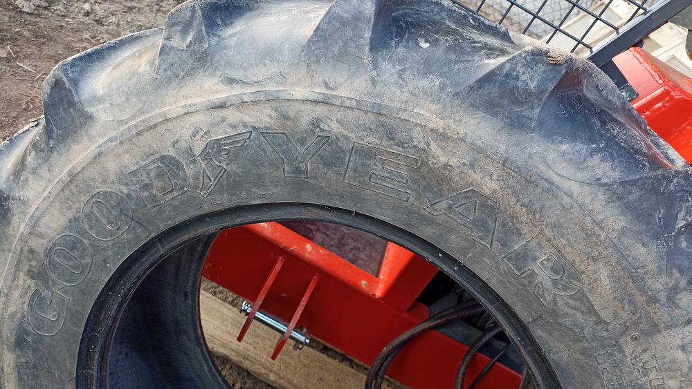 Opony 13,6 R24 (340/85R24)