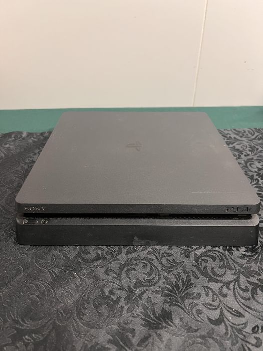 PS4 Slim 1TB preta + 1comandos originais