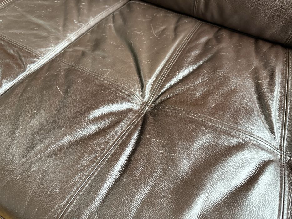 Sofá-cama de canto em pele castanha –  cama nunca usada