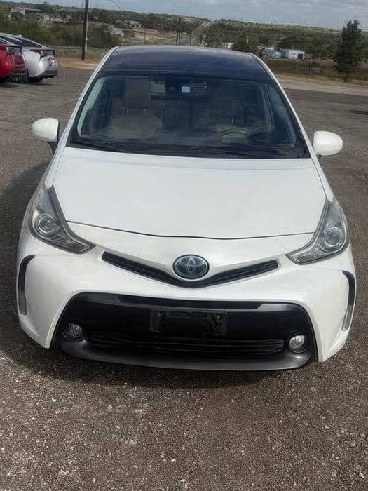 Toyota Prius v Five      2015