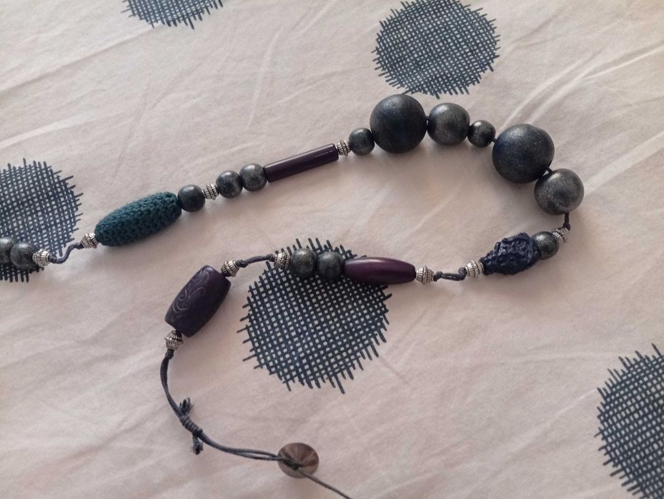 Colar com bolas em azul forte