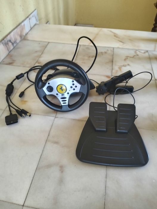 Volante com pedais para consola de jogos.