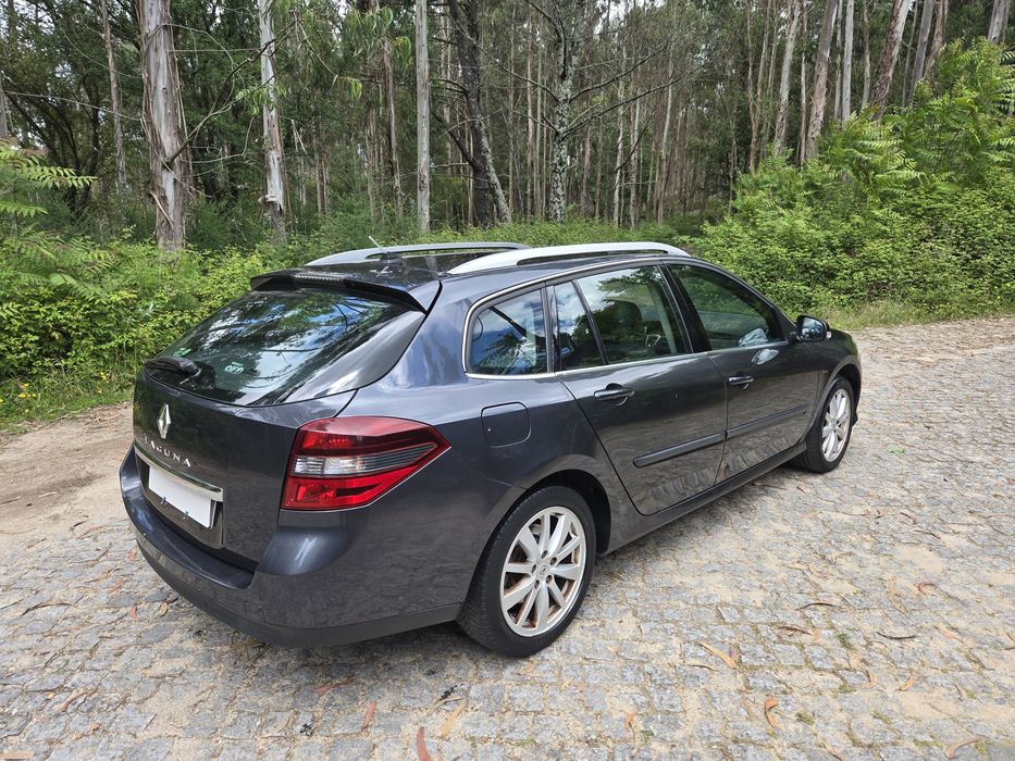 Conforto para viagens com a família em um carro em excelente estado topo de gama foto 4