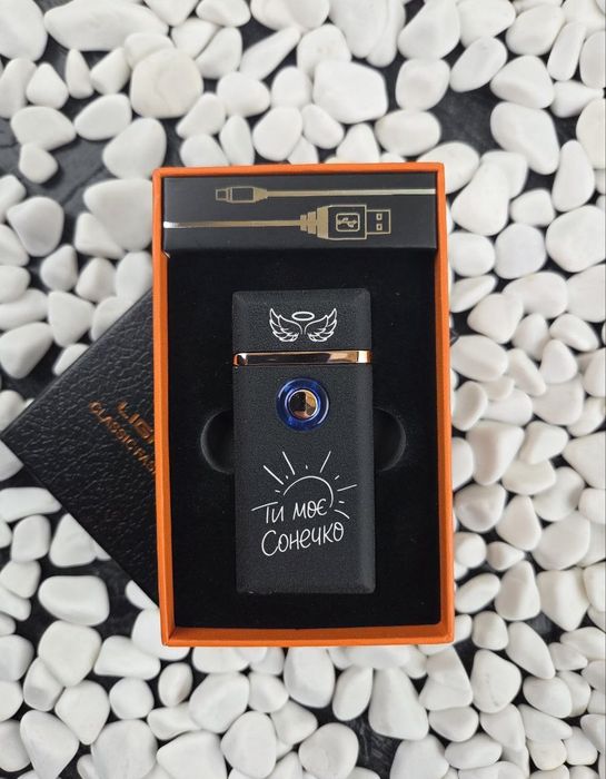 Стильна подарункова запальничка USB з гравіюванням.