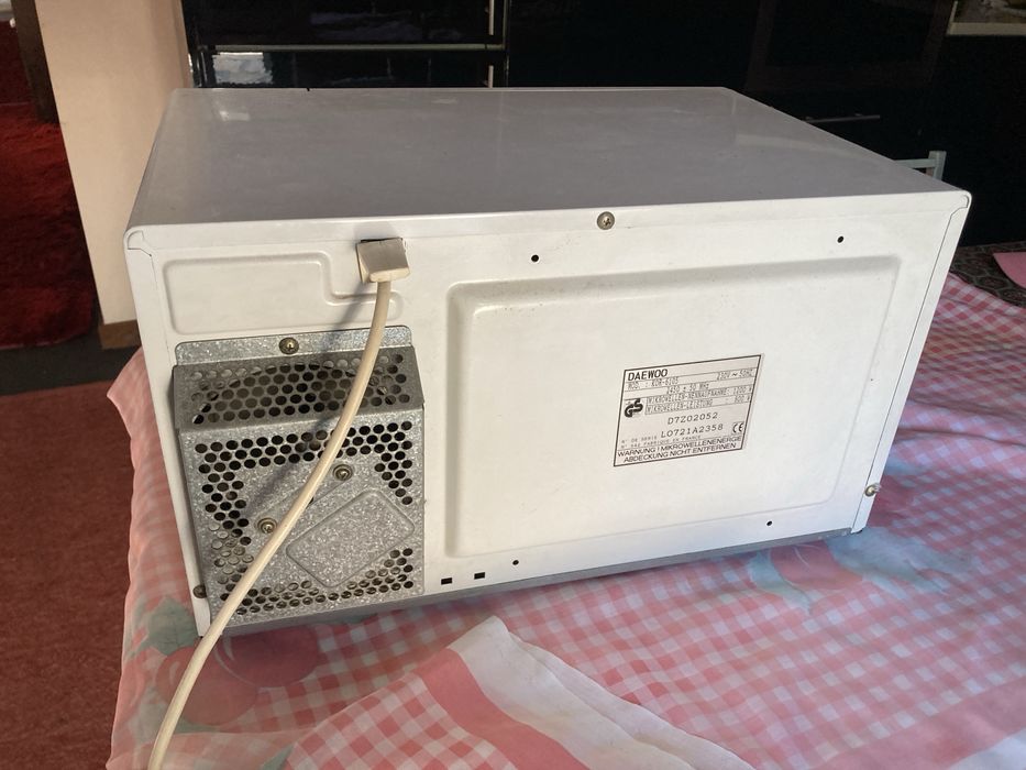 Micro-ondas Daewoo 800W – A Funcionar | Prato em Vidro Incluído