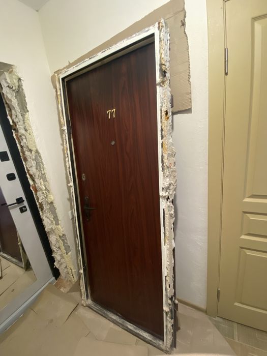 Продам двері б/у, металеві, центр