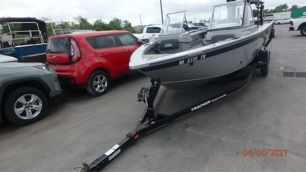 Моторний човен Tracker targa