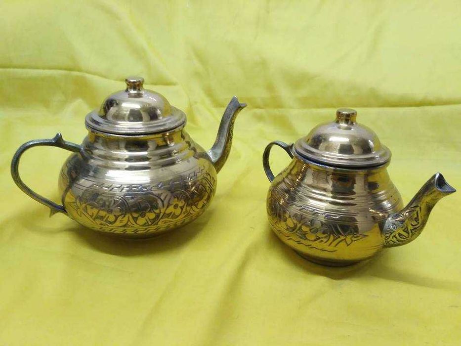 Conjunto de DOIS (2) bules em latão trabalhados