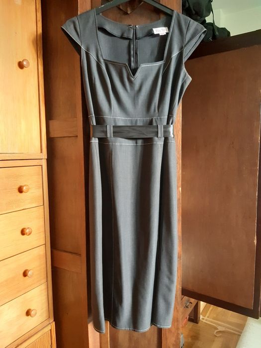 Popielata sukienka za kolano