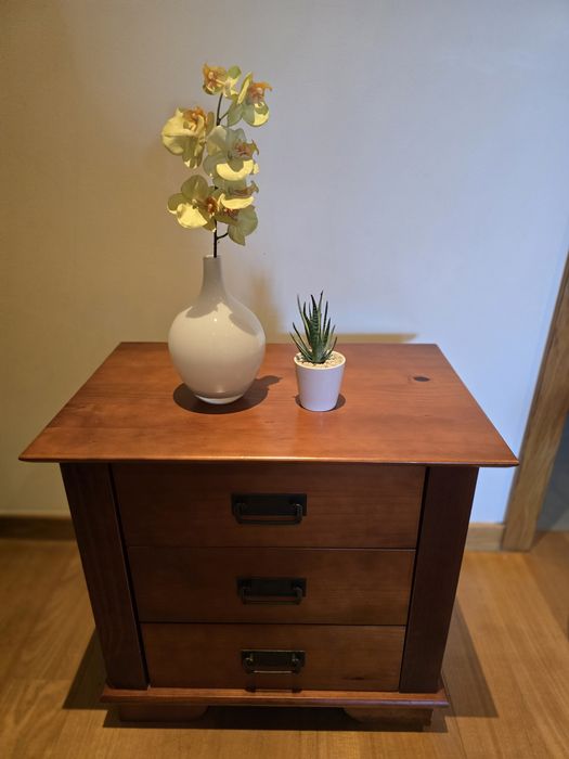 Mesa de cabeceira ou mesa de apoio de sala