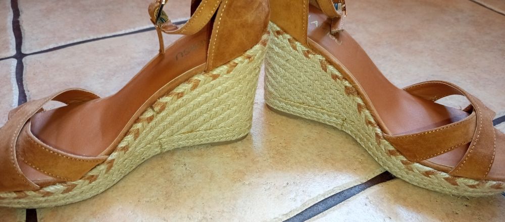 Sandały na koturnie r.39 Camel.